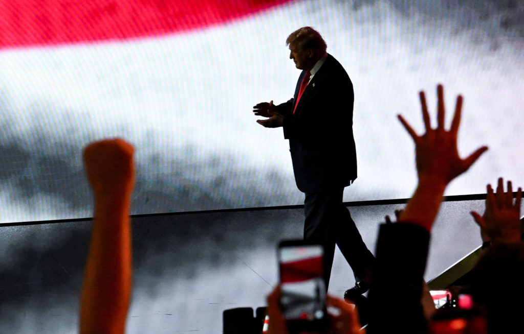 Democrats Hold Significant Midterm Lead as Independents Break Against Trump, New Poll Shows