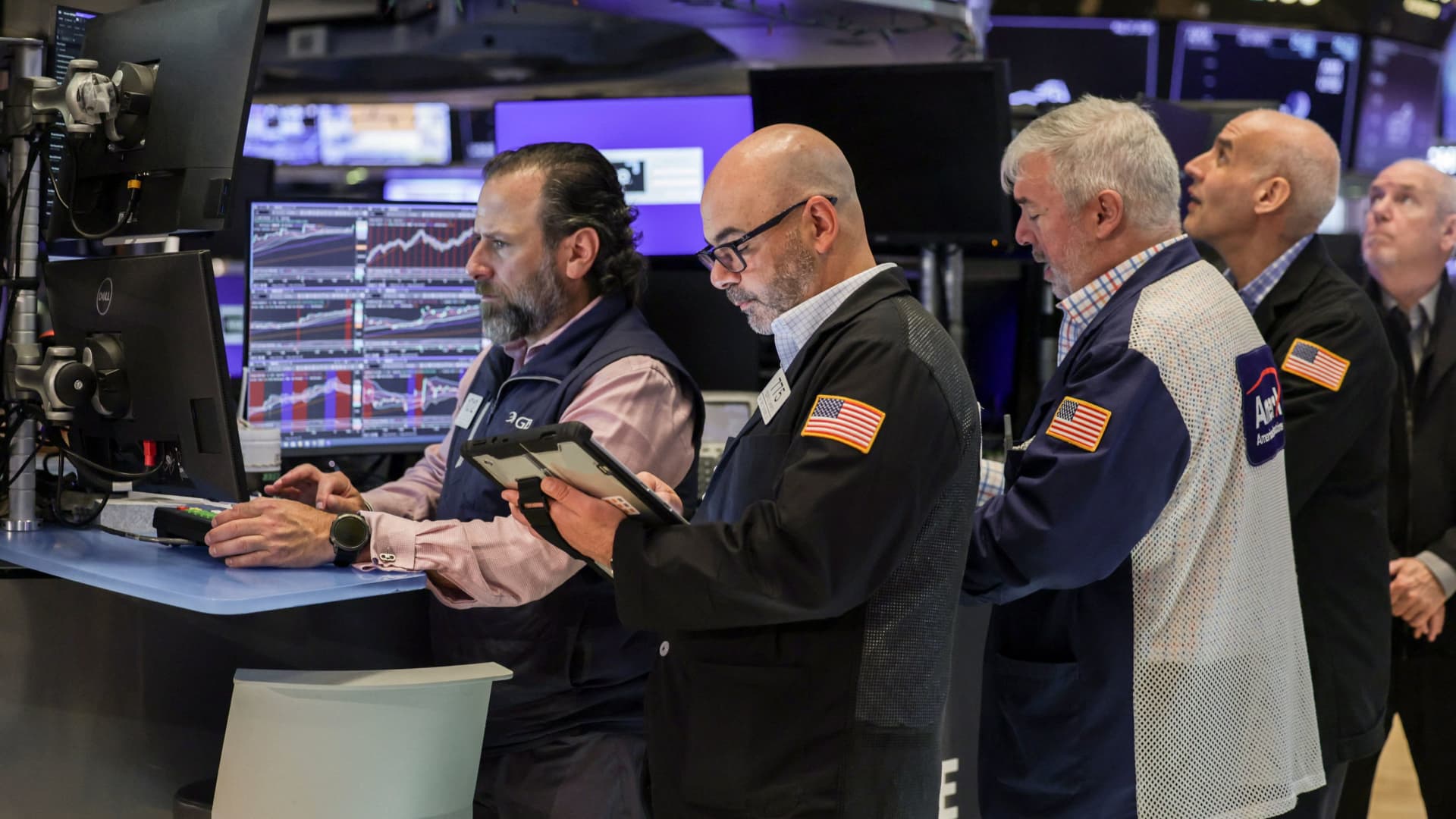 Dow Jones Hits Record High as Oil Prices Fall; Samsung Workers Approve Wage Deal