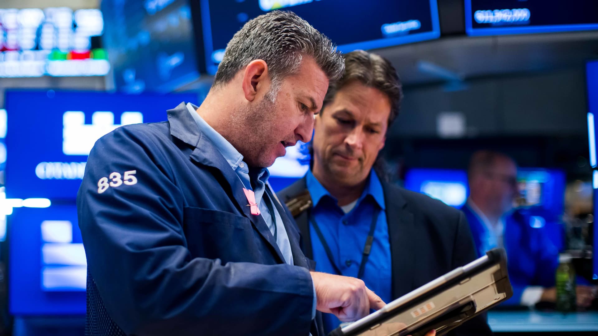 Fed Signals Rate Hold as Inflation Moderates, Markets Rally on AI Earnings
