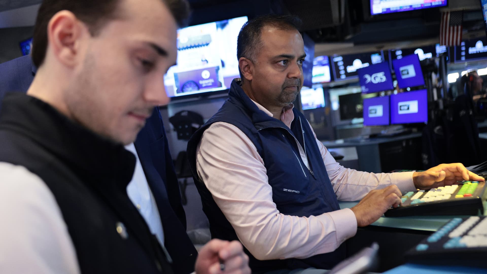 Stock Market Plunges as Tech Leads Selloff, Rate Hike Expectations Rise
