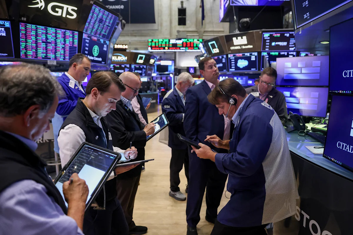 Stock Markets Gain as Oil Prices Ease, Tech Stocks Rally Amid AI Competition Focus