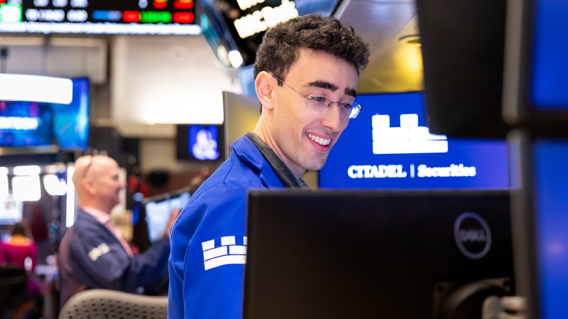 Tech Selloff Intensifies as Markets Question AI Valuation; Chip Stocks Plummet Amid Profit-Taking