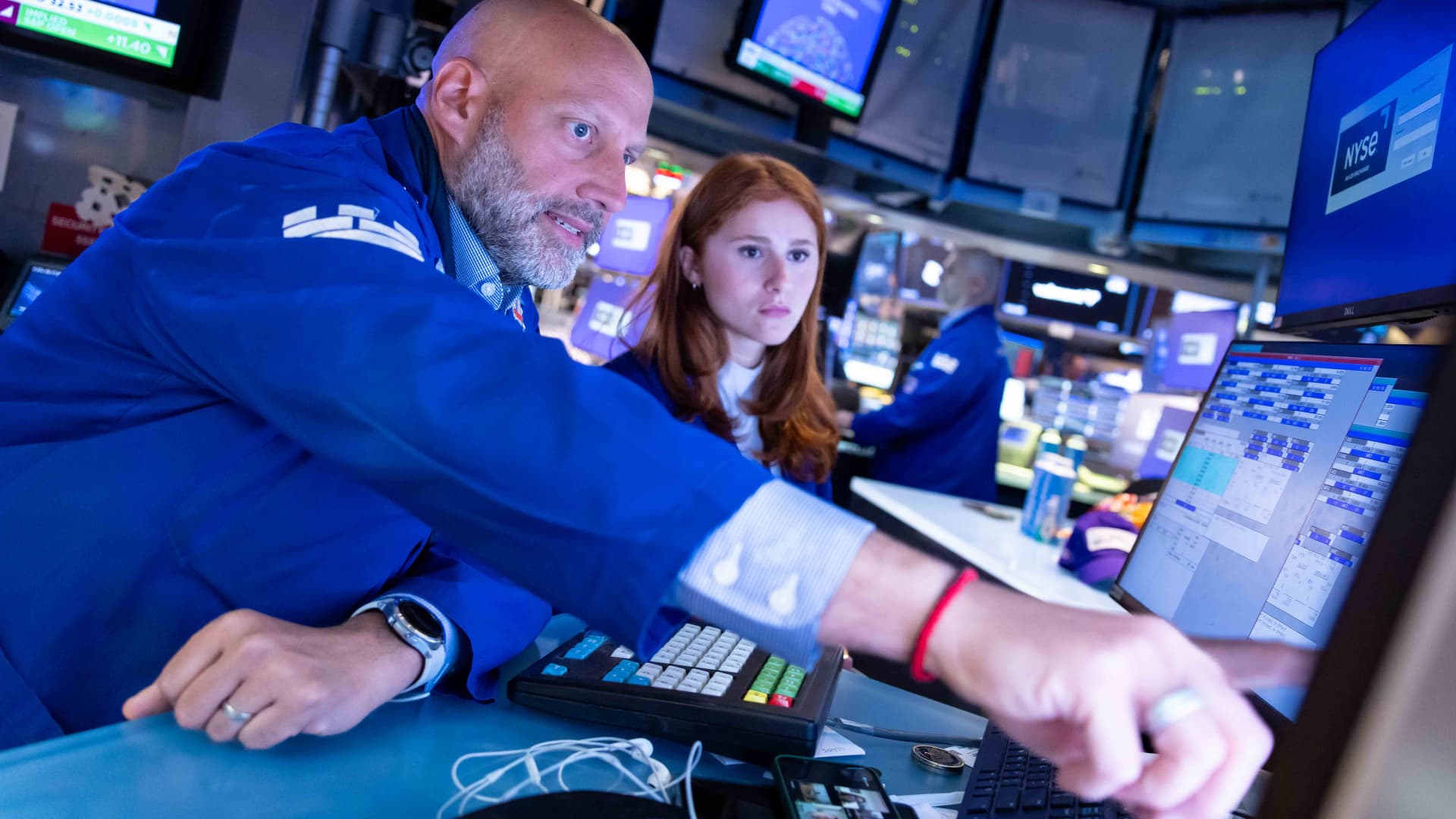 Tech Stock Selloff Accelerates as Memory Chip Crisis Spreads Globally