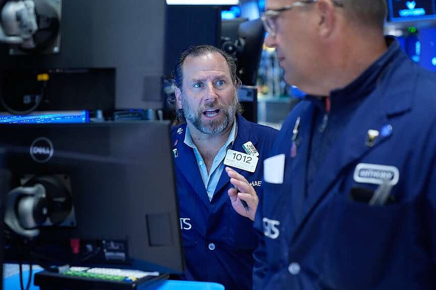 US Stock Market Holds Near Record as Oil Prices Drop